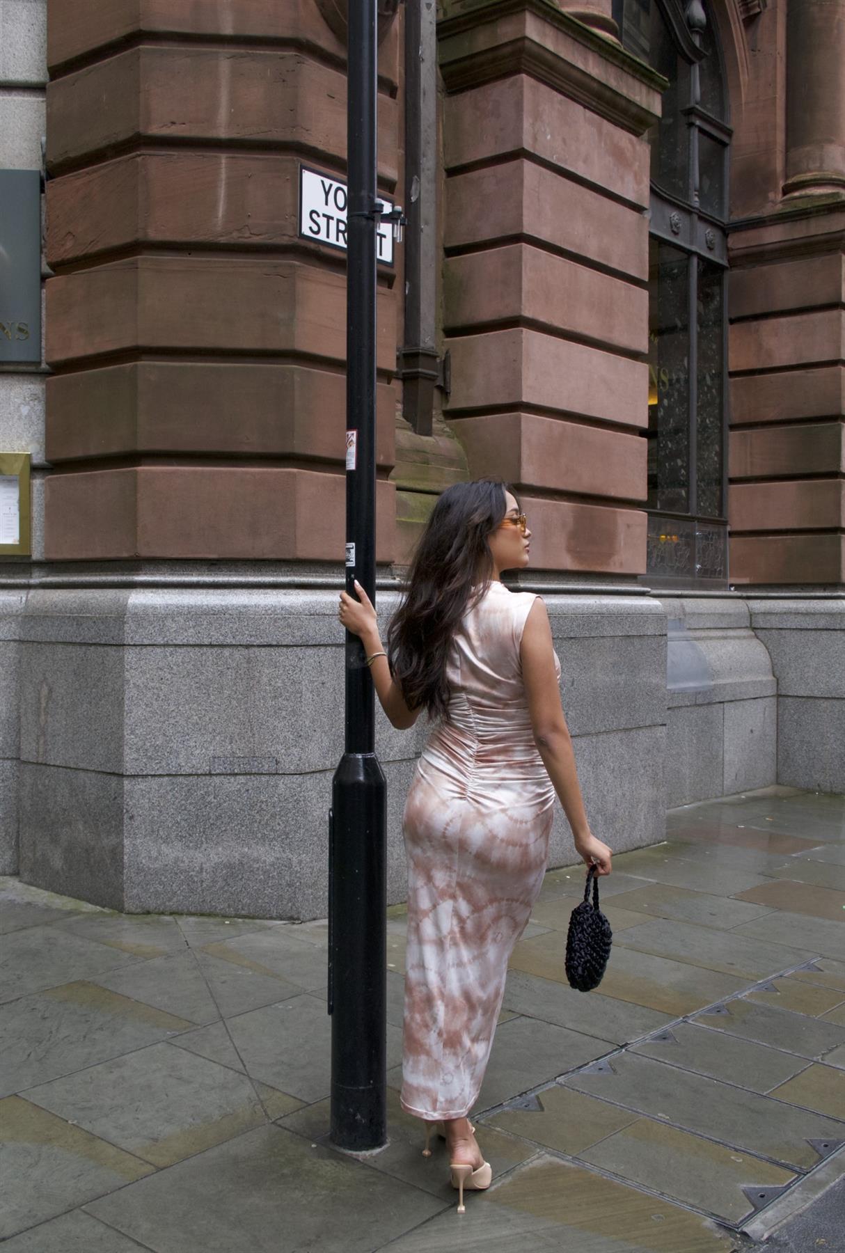 street style inspo casual tie-dye maxi dress in muted colours. for wardrobe basics and staples
