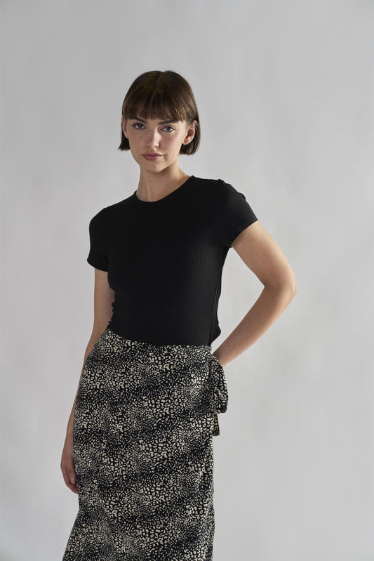 Black Round-Neck Tops